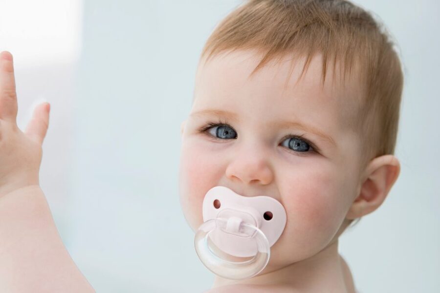 Cómo utilizar el chupete de manera adecuada para prevenir estos problemas dentales | Clinica Dental Ramis Gandía chupete