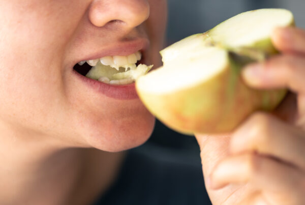 Dentista examinando movilidad dental en paciente adulto en clínica de Inca Mallorca