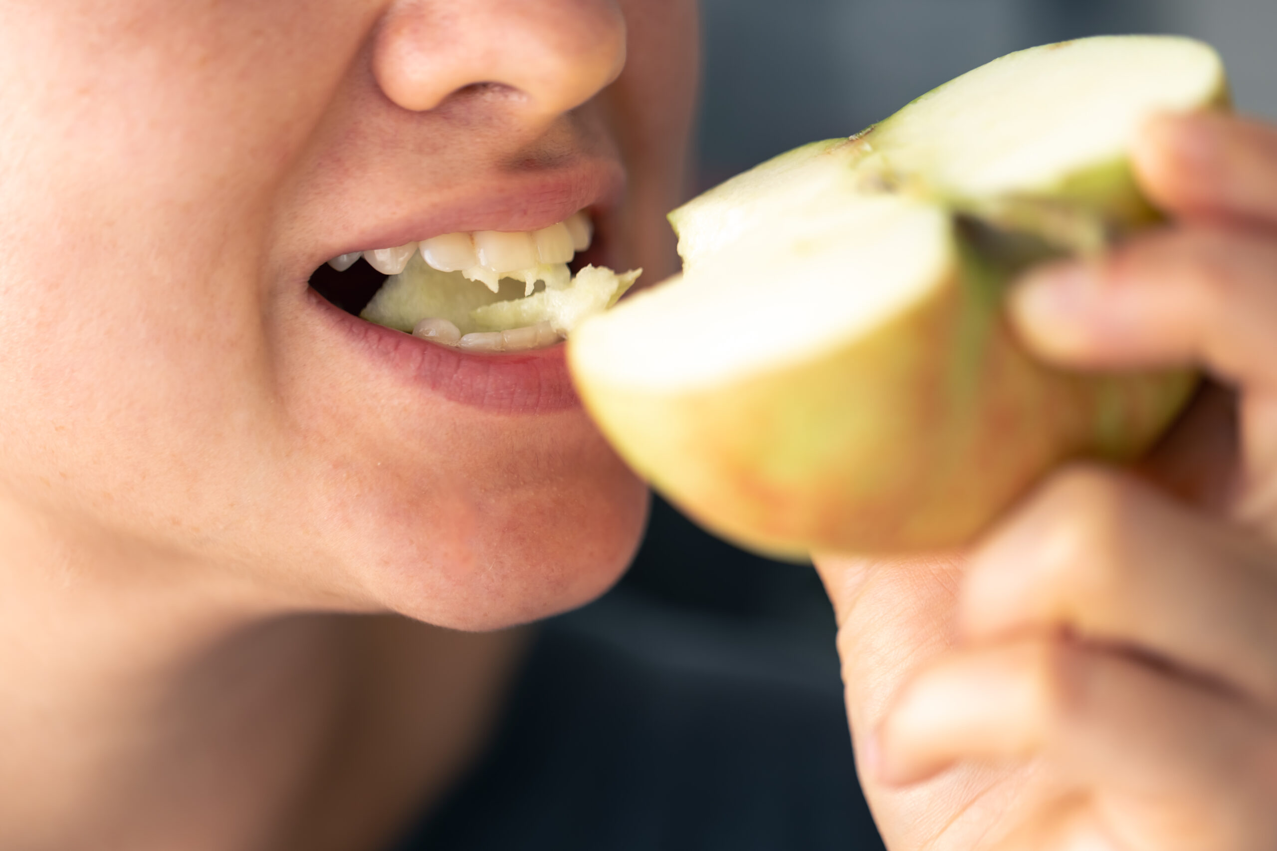 Dentista examinando movilidad dental en paciente adulto en clínica de Inca Mallorca