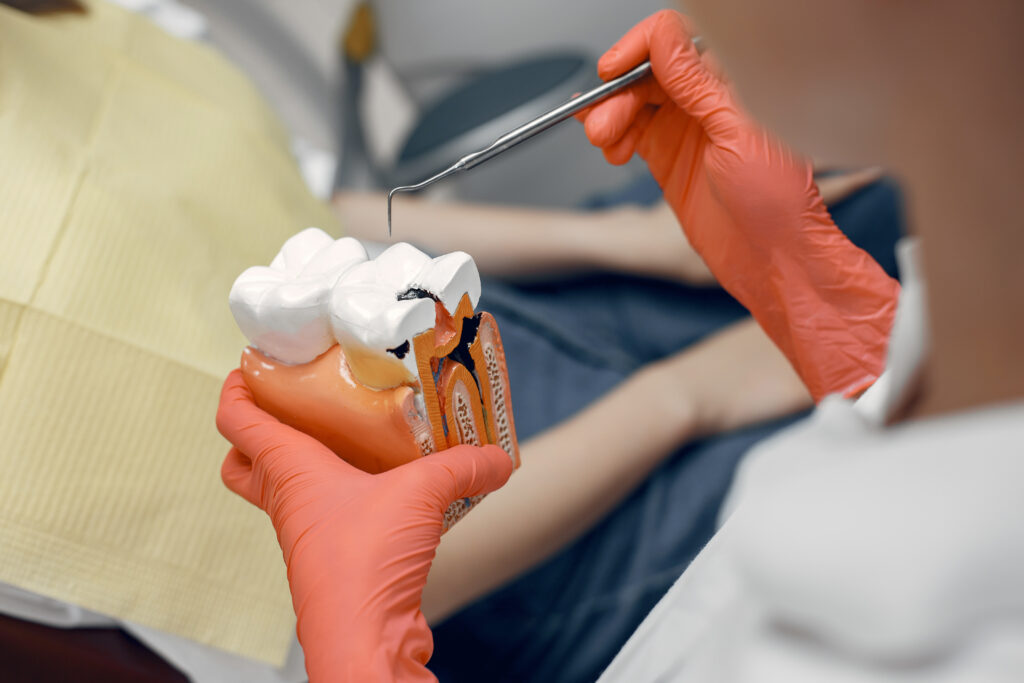 Home | Clinica Dental Ramis Gandía Mantenimiento periimplantario para prevenir periimplantitis en implante dental